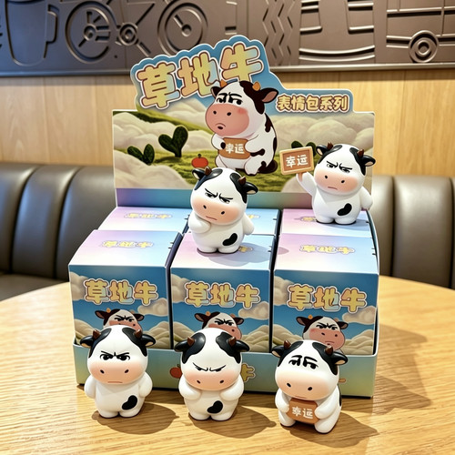 原创新款草地牛盲盒小摆件可爱小牛哞哞逼人送朋友礼物办公室解压