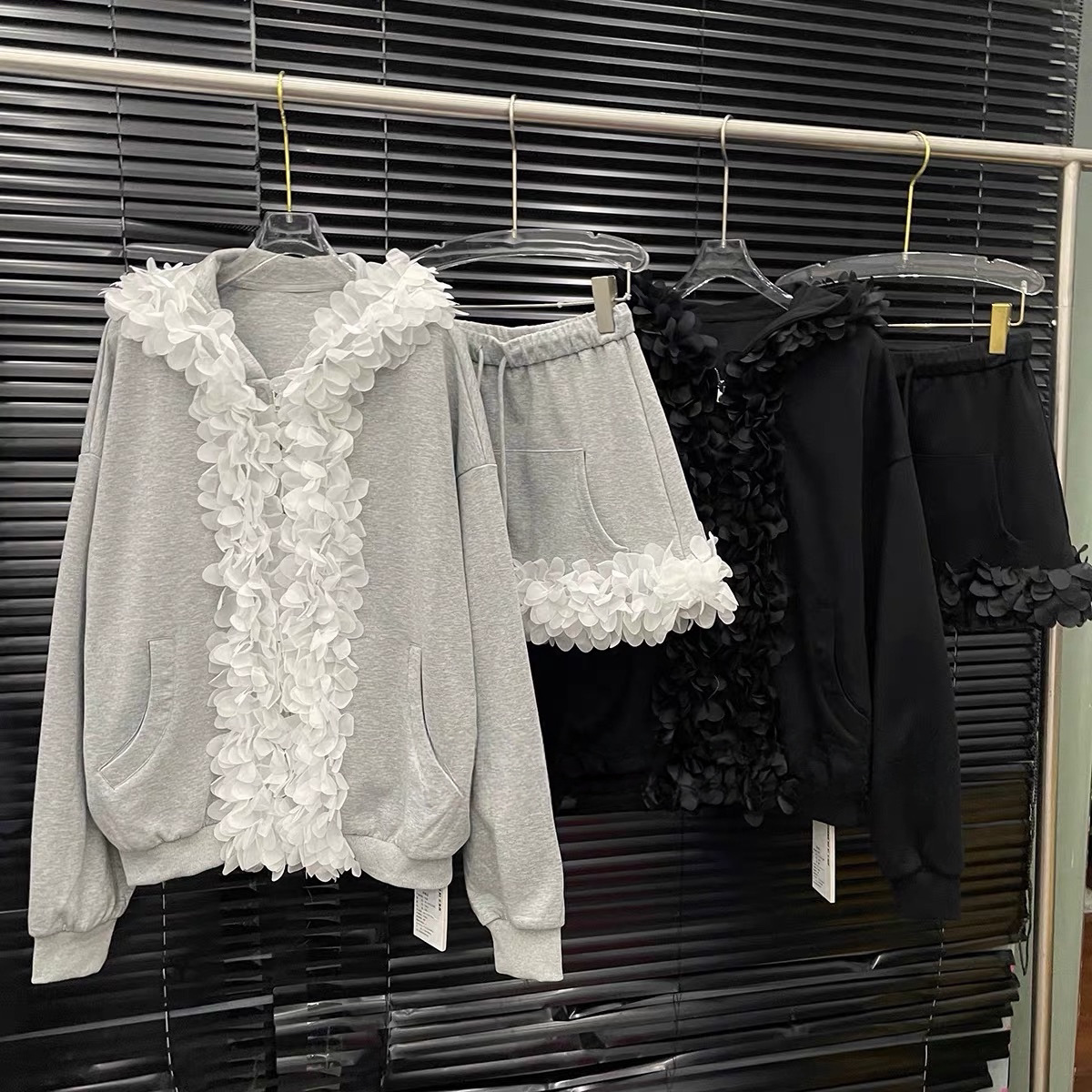 EAM STUDIO2026年春季新款独特立体花瓣装饰连帽外套口袋短裙套装