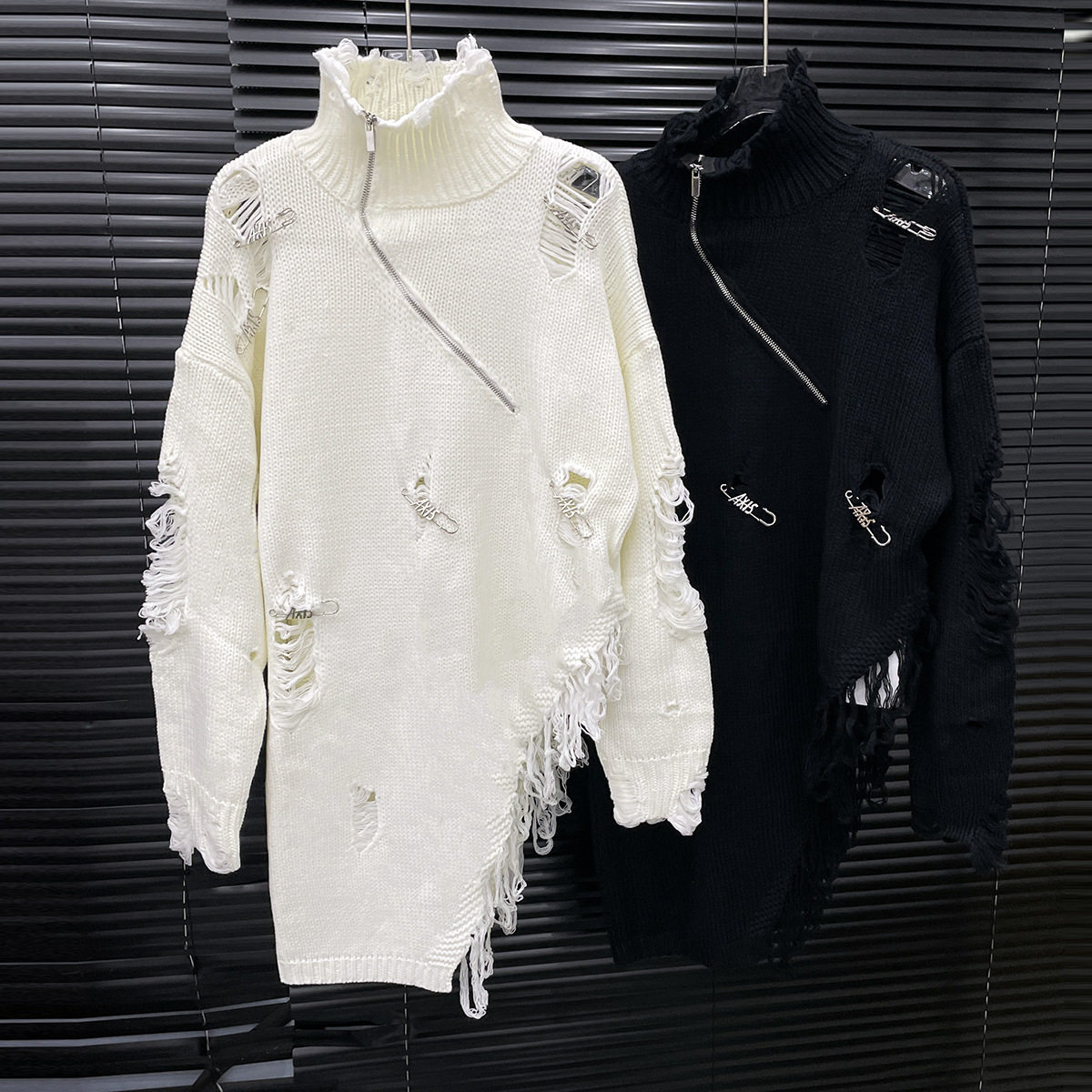 半拉链高领别针破洞毛衣女不规则
