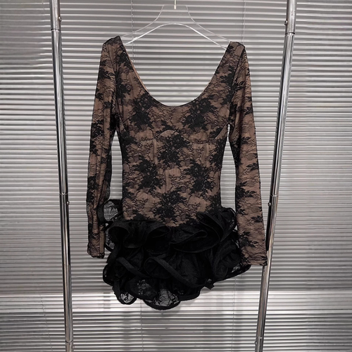 蕾丝修身连衣裙荷叶边下摆短裙