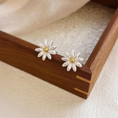 精致小雏菊珍珠耳钉女轻奢