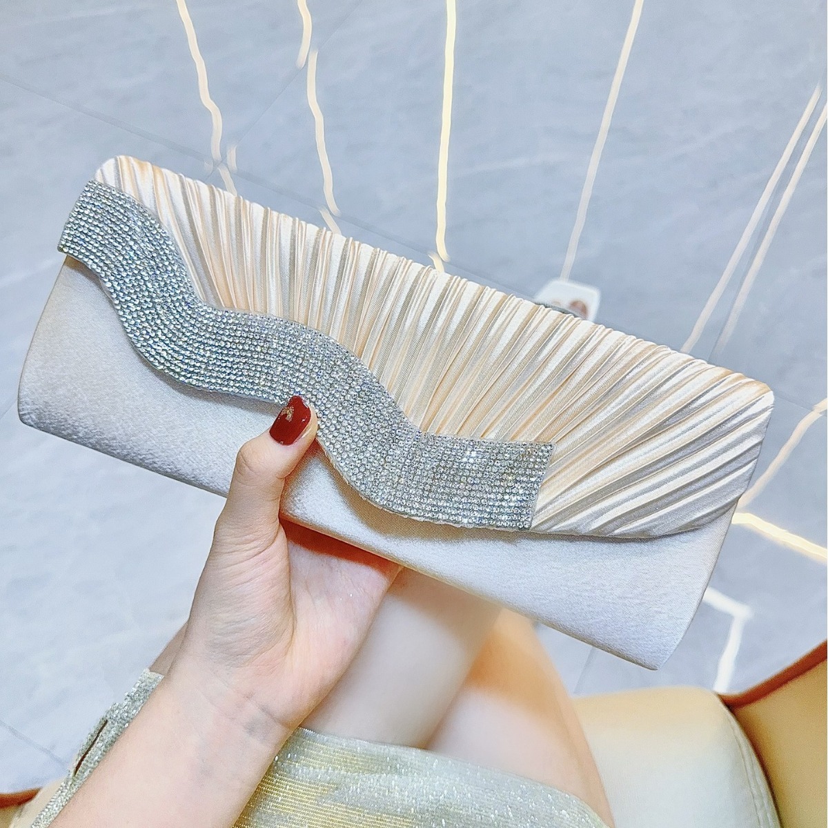 Banquet handbag with silk and diamond inlay手拿包丝绸镶钻