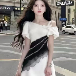 新款时尚温柔知性风别致设计感斜领收腰连衣裙显瘦减龄氛围感女装