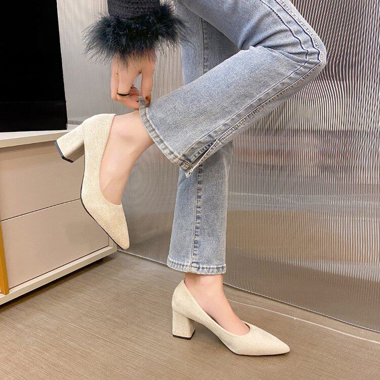 高跟鞋女2026新款粗跟低跟3公分尖头杏色学生礼仪绒面工作职业单5