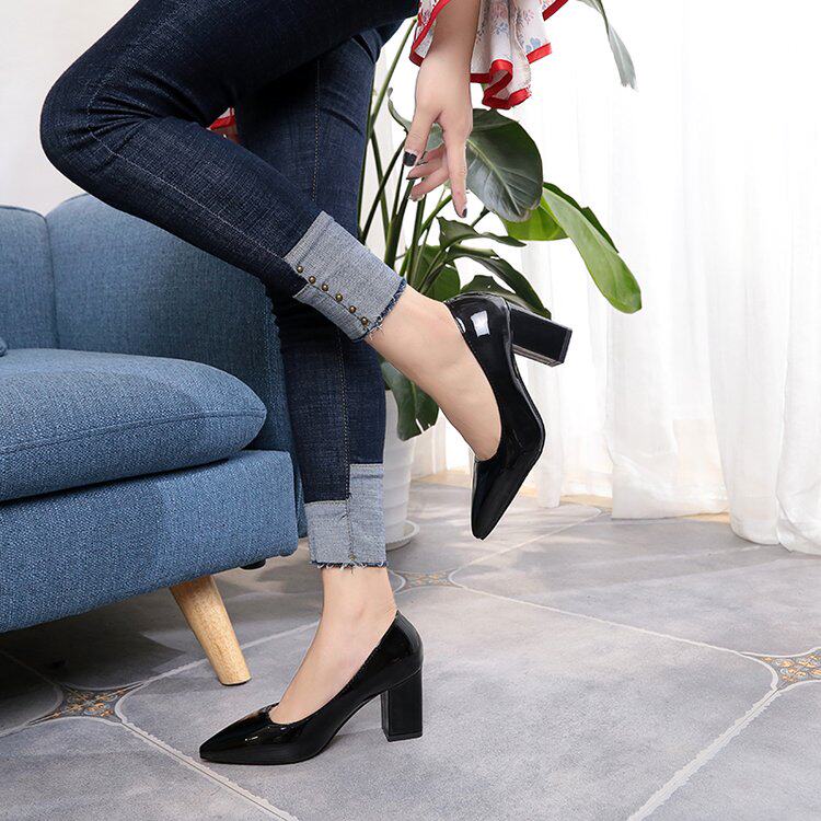 高跟鞋女2020年新款粗跟大码浅口7cm亮光尖头工作职业学生礼仪皮