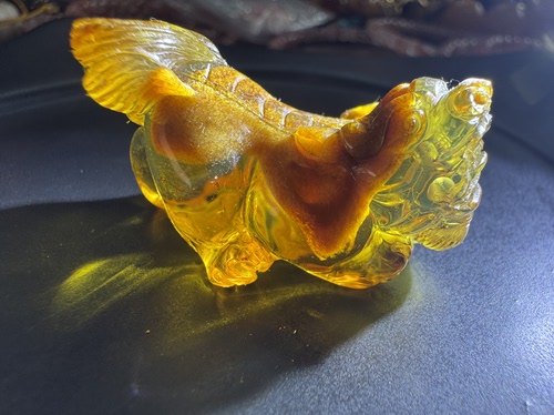 演燕堂大师工天然缅甸琥珀卷尾貔貅手把件8.2g