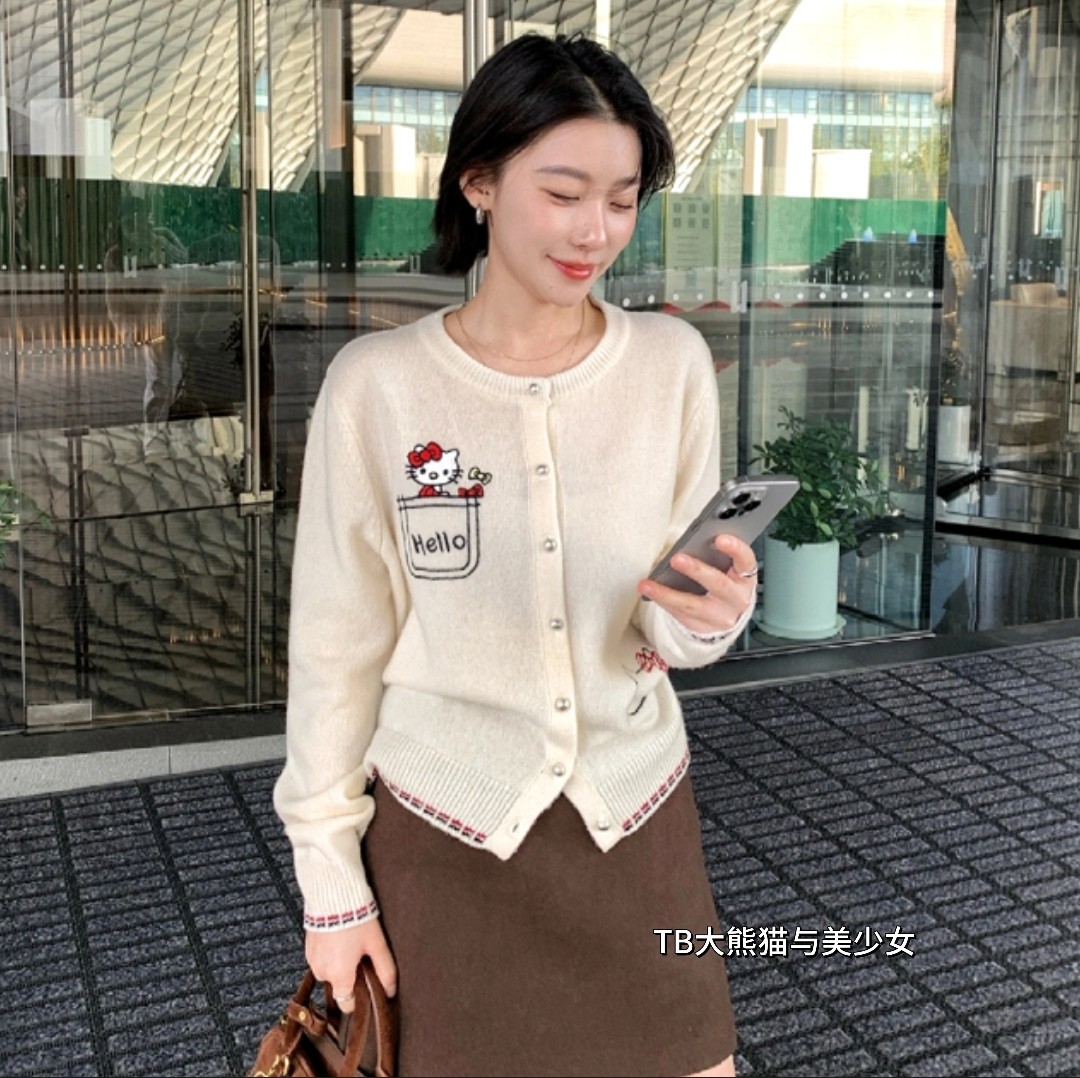hello Kitty猫刺绣春冬毛绒绒慵懒风长袖针织开衫毛衣女内搭米白