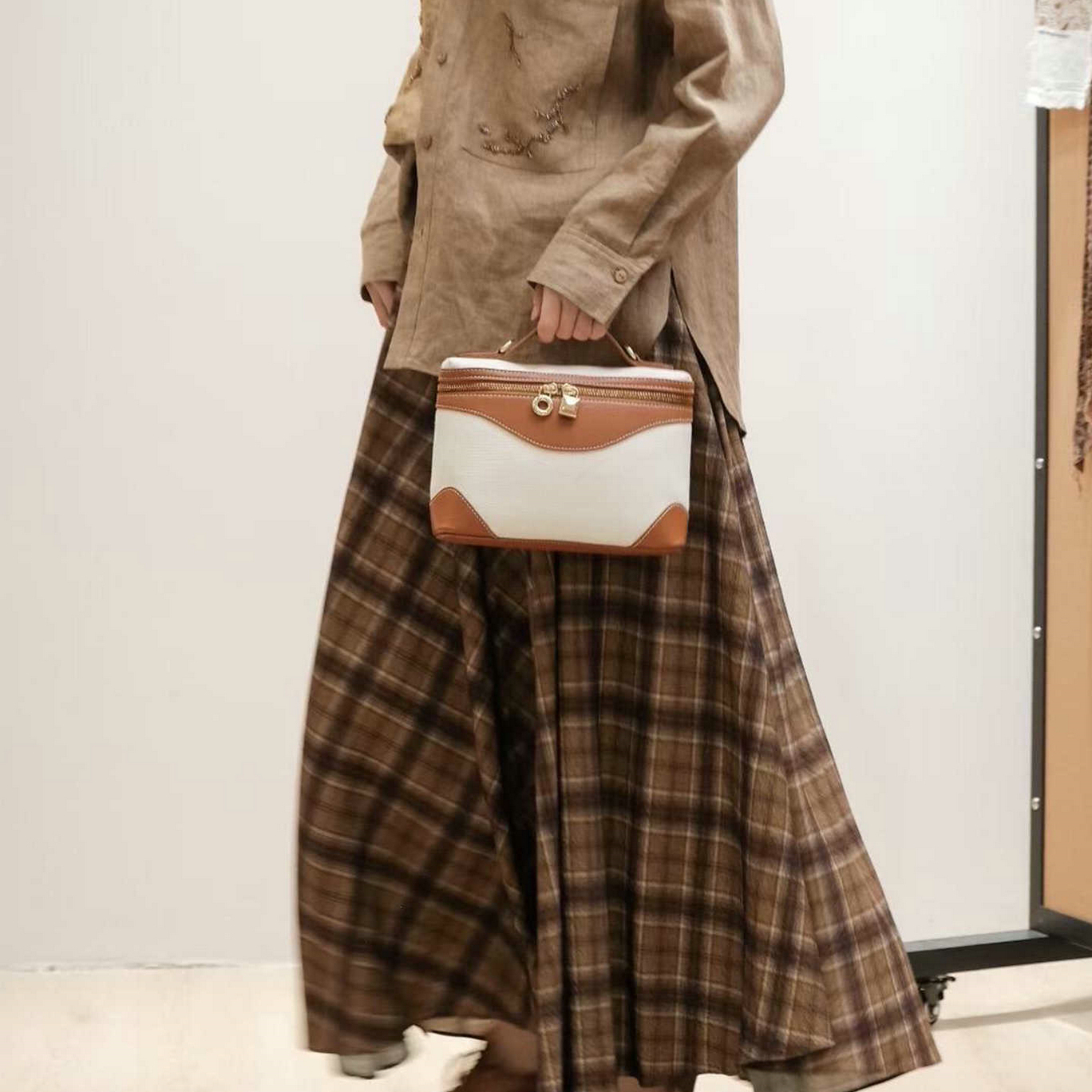 法式复古咖色格纹半身裙女秋季高腰A字不规则气质显瘦格子伞裙