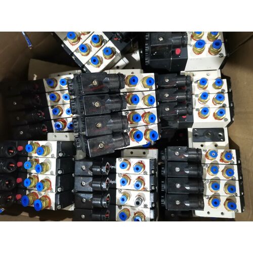 亚德客电磁阀4V210-08成色如图实物拍摄数量大概2 议价