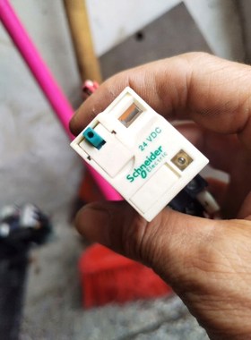 施耐德继电器RXM2AB2BD +底坐成色如图功能完好 总 议价