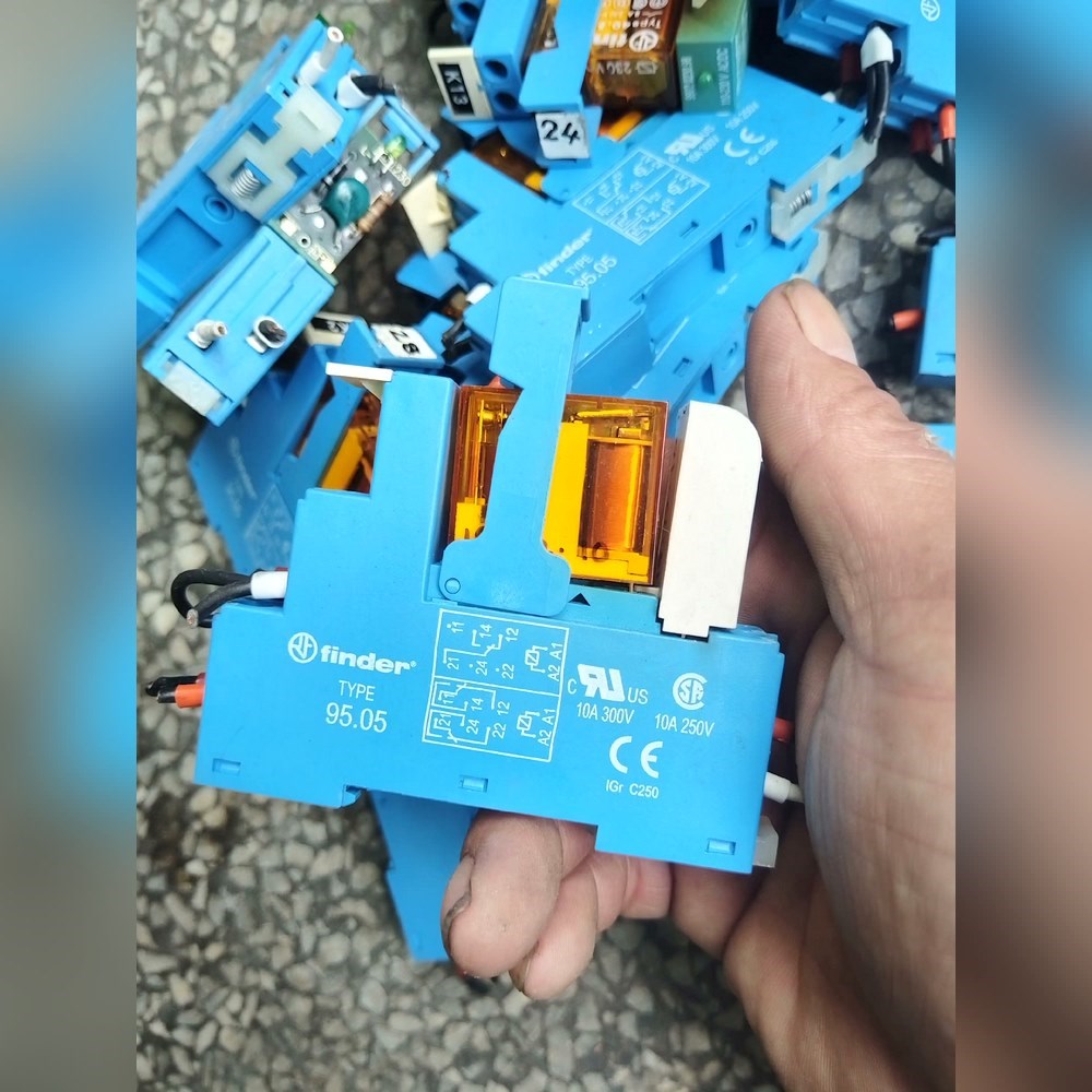 意大利fin芬德40.52继电器24VDC 底座95. 议价