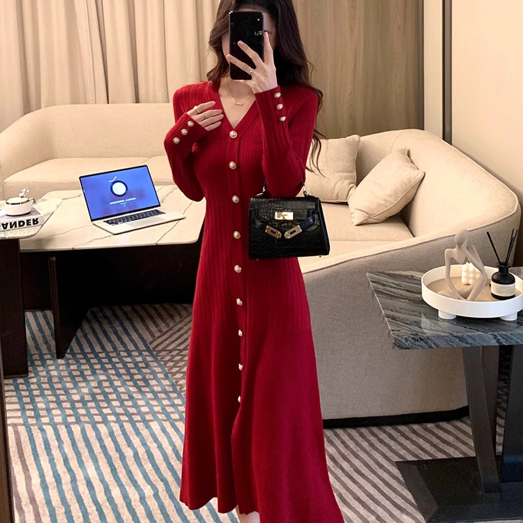 林妍儿红色V领针织连衣裙女秋冬打底新款收腰气质单排扣毛衣裙子