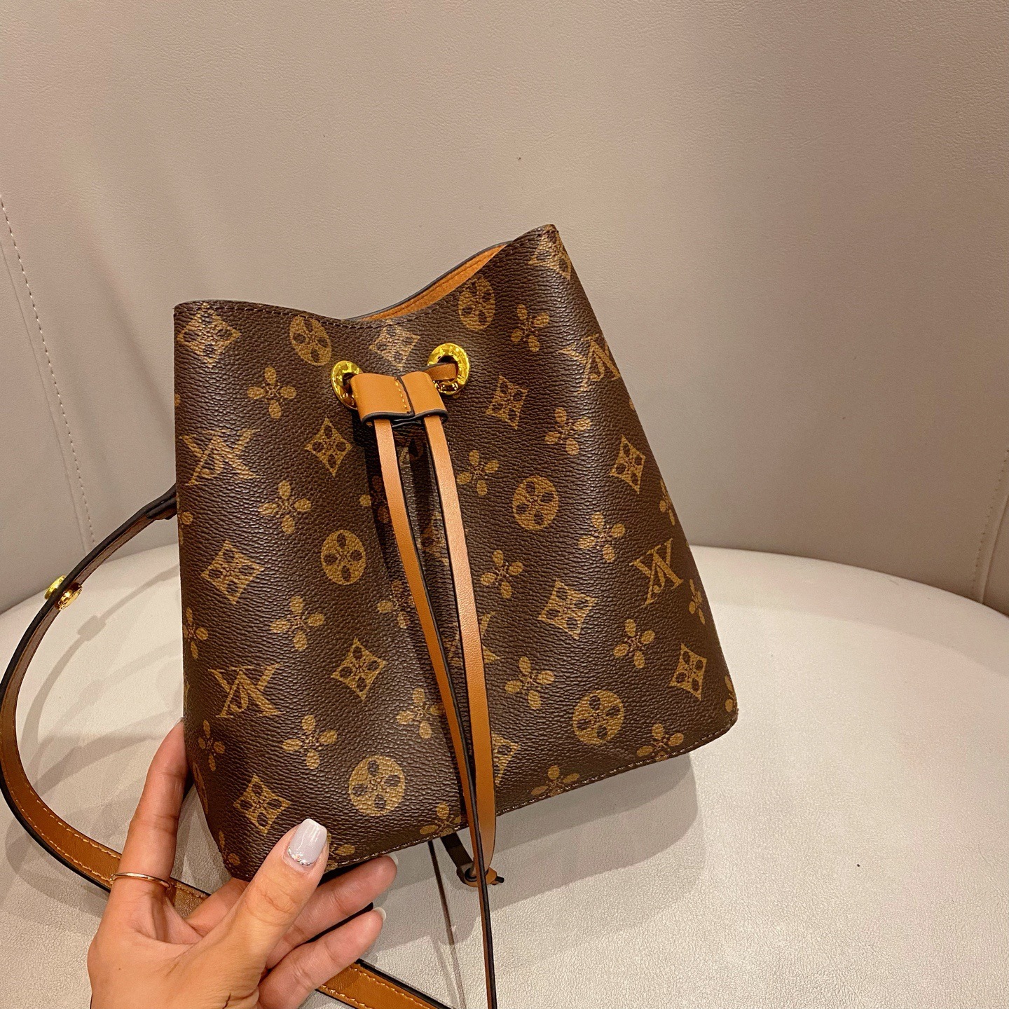 实物图带LOGO水桶包女V时尚百搭抽绳单肩斜挎包变色牛皮真皮女包