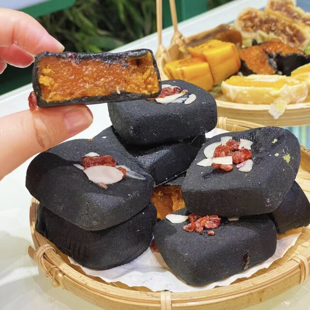 三食而粒中秋月饼代购酥皮莲蓉蛋黄月饼臭豆腐牛肉奶香糯米月饼