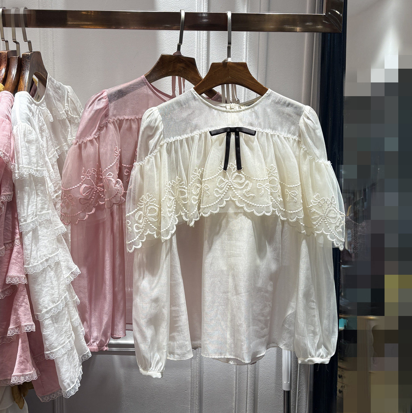 南油2026春夏新品女装法式复古蕾丝网纱勾花刺绣圆领蝴蝶结衬衫仙