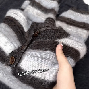 秋冬韩系慵懒风条纹针织衫 女软糯显瘦设计感纽扣拉绒毛茸茸毛衣潮