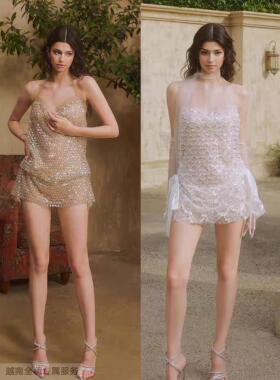 越在线越南小众ninisesi简约时尚国际范亮面挂脖露背褶皱连衣裙