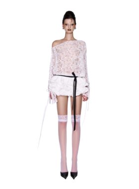 在线越南Lsoul白色花卉蕾丝斜肩开叉长袖上衣搭配文胸褶皱蓬蓬裙