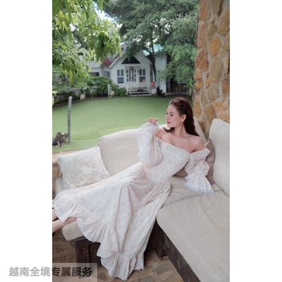 越在线越南小众sassysis新款复古纯一字肩印花荷叶边喇叭袖长裙