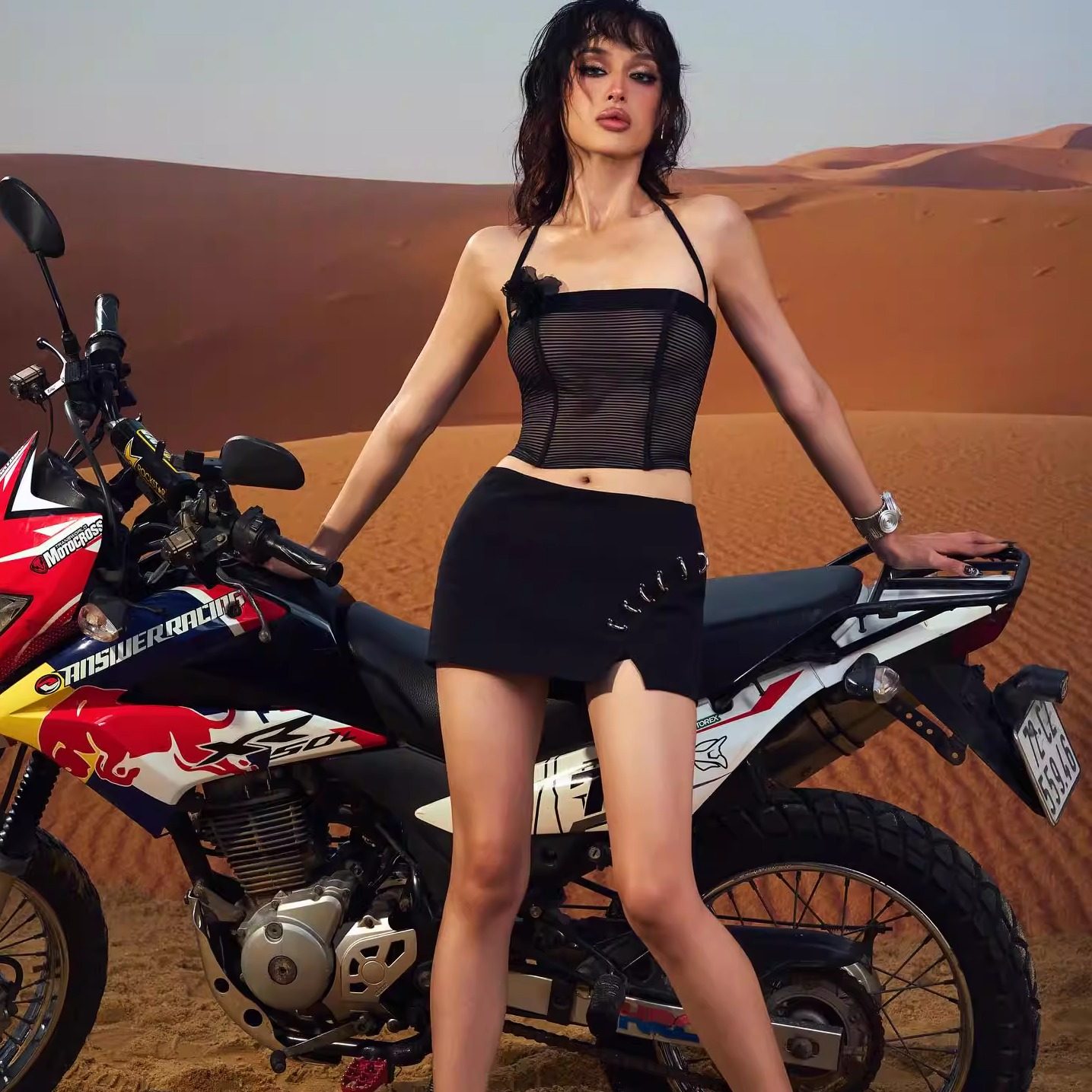 越在线越南小众 alexis 夏季新款辣妹时尚度假挂脖抹胸包臀裙套装