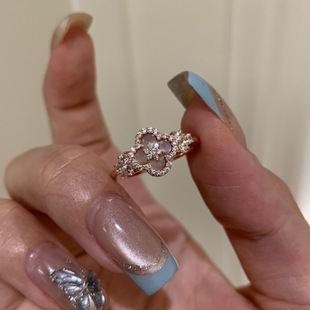 意大利轻奢复古温柔粉贝母满钻四叶花戒指女超仙宫廷甜美百搭指环
