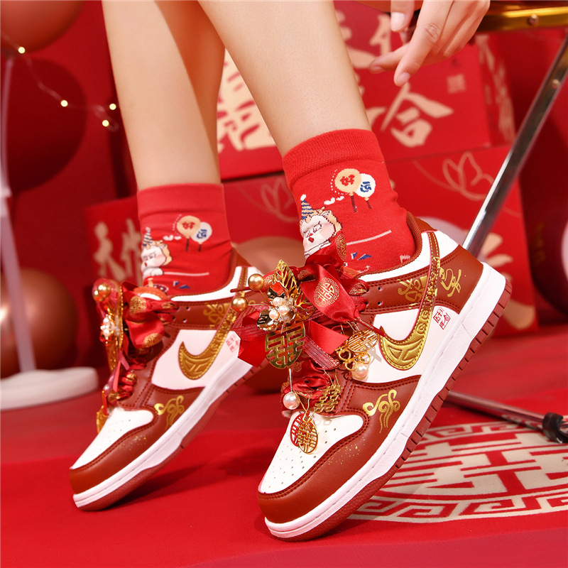 正品AJ官网aj婚鞋子低帮男女红色婚鞋订婚新娘子鞋情侣运动鞋秀禾