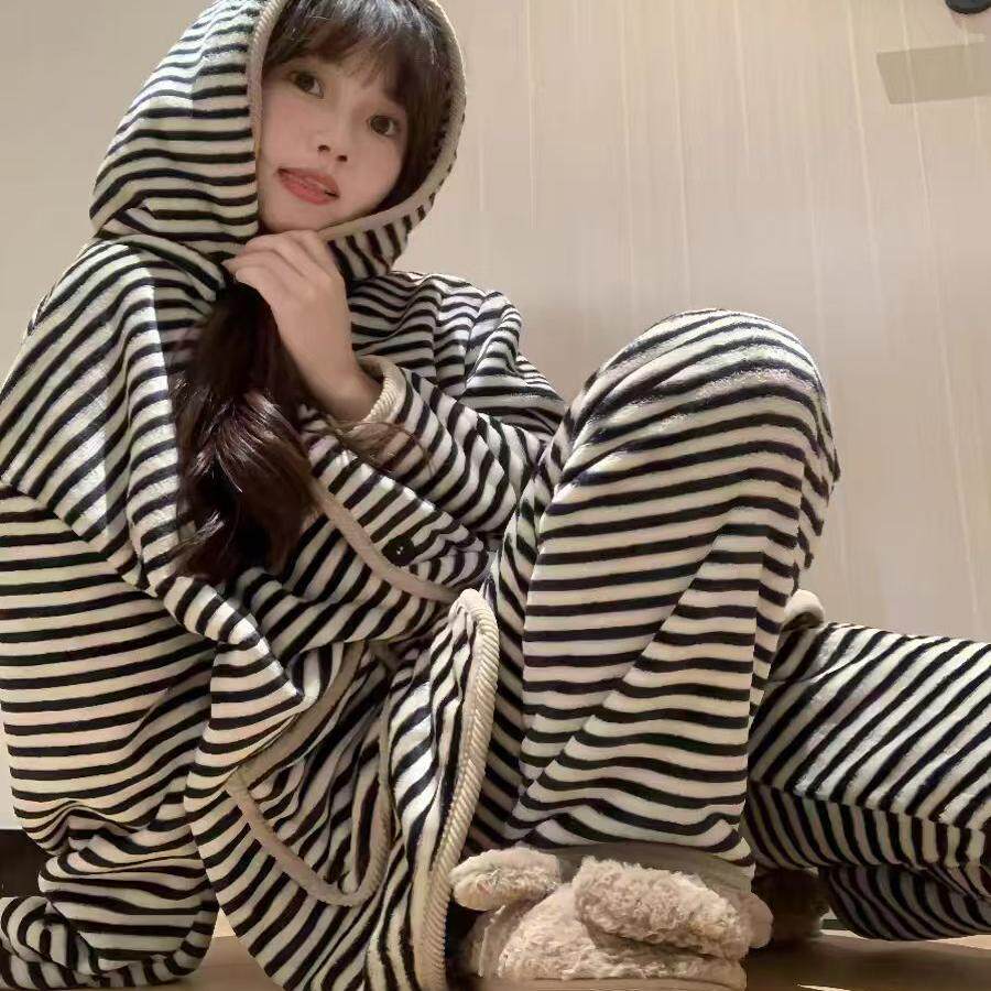 新款睡衣女冬季加厚珊瑚绒时尚宽松连帽条纹家居服保暖法兰绒套装