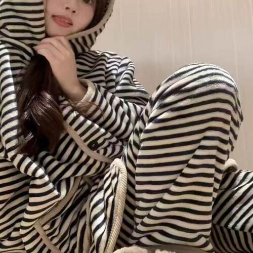 新款睡衣女冬季加厚珊瑚绒时尚宽松连帽条纹家居服保暖法兰绒套装