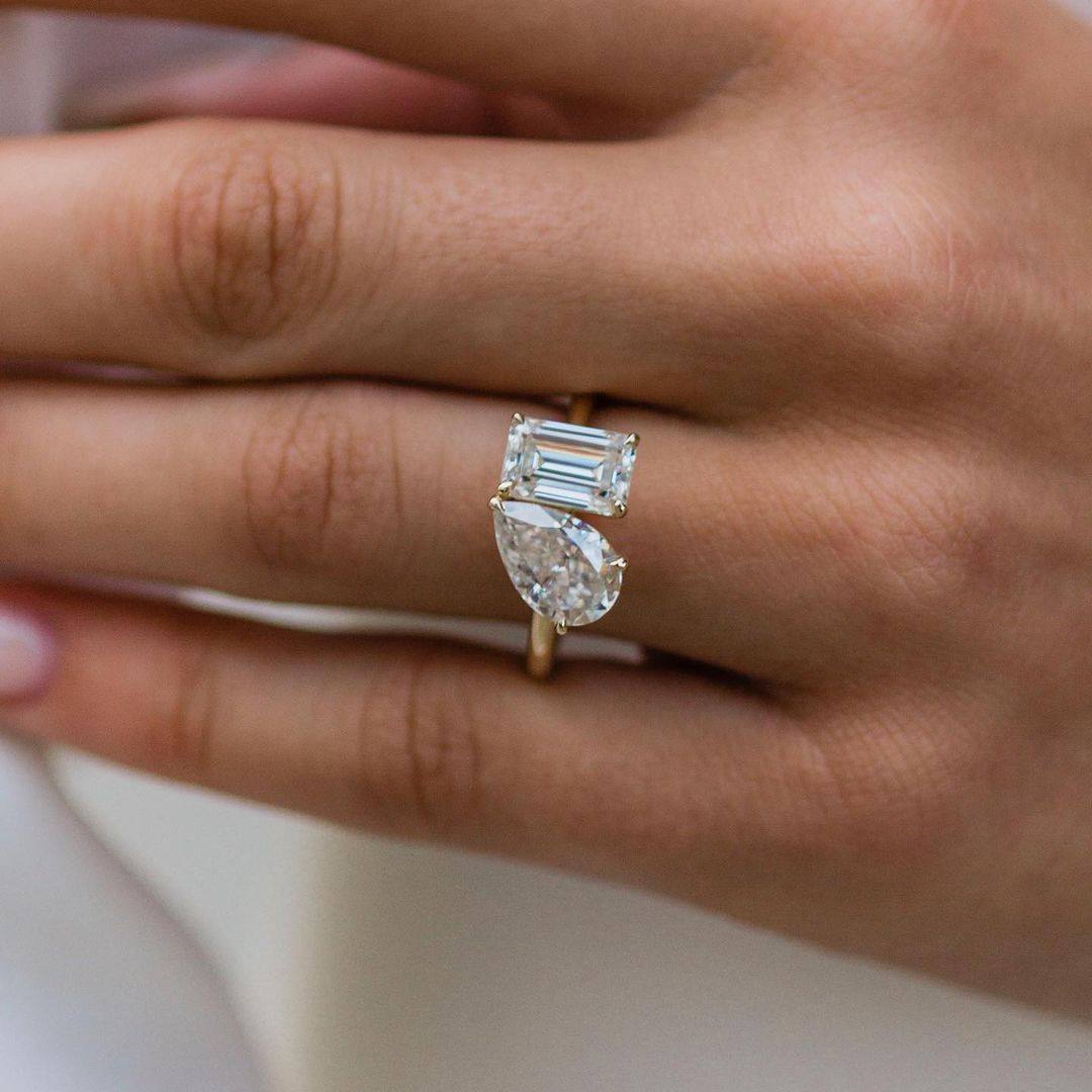 2.5克拉梨形2克拉祖母绿切莫桑戒指欧美风女K金主戒个性求婚戒