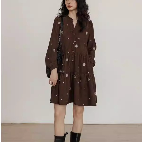 特大码300斤胖mm法式V领碎花刺绣连衣裙女春秋款长袖a字中长裙潮