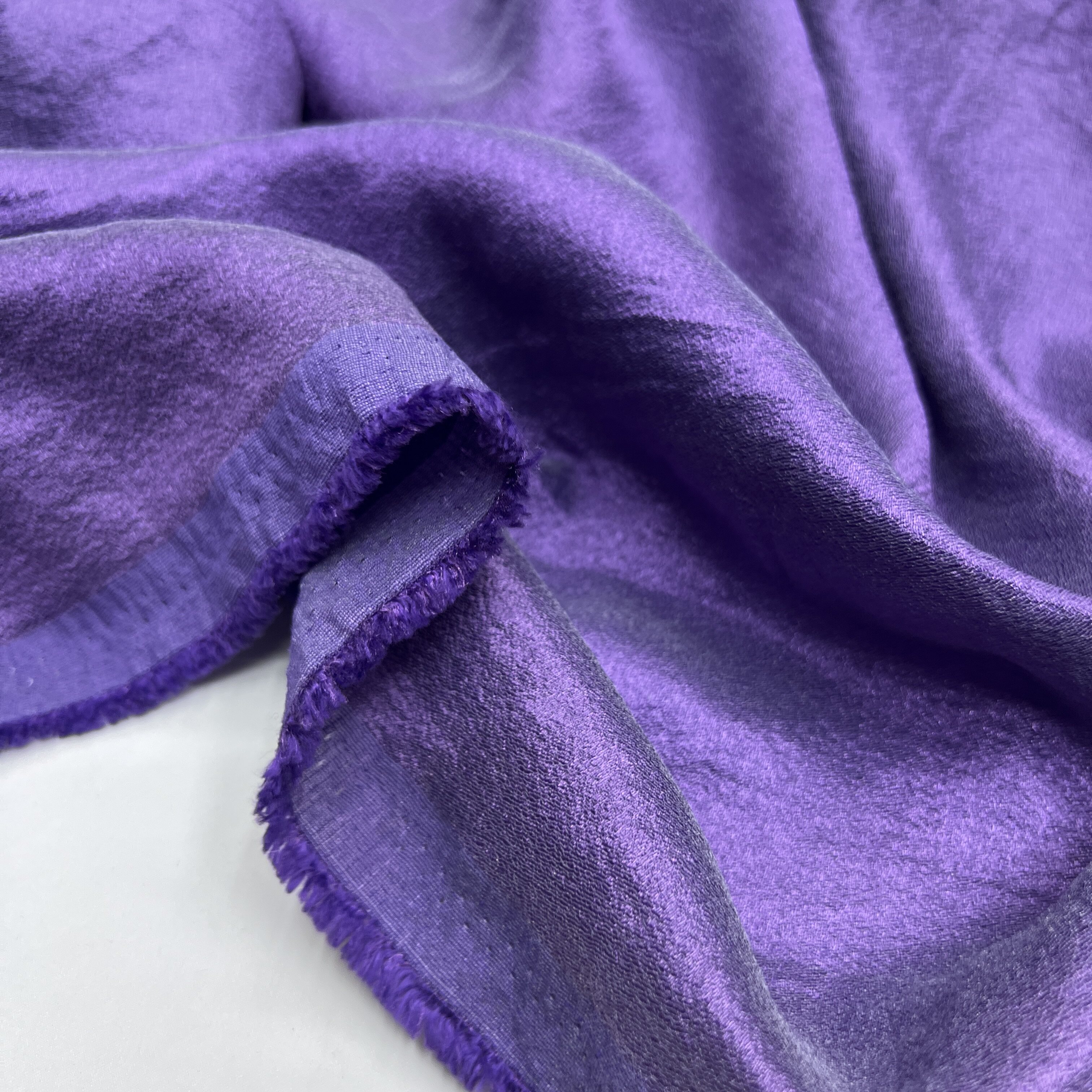 进口琉璃缎面布料亮闪光泽高品质幻色紫细腻垂感时装料连衣裙布料