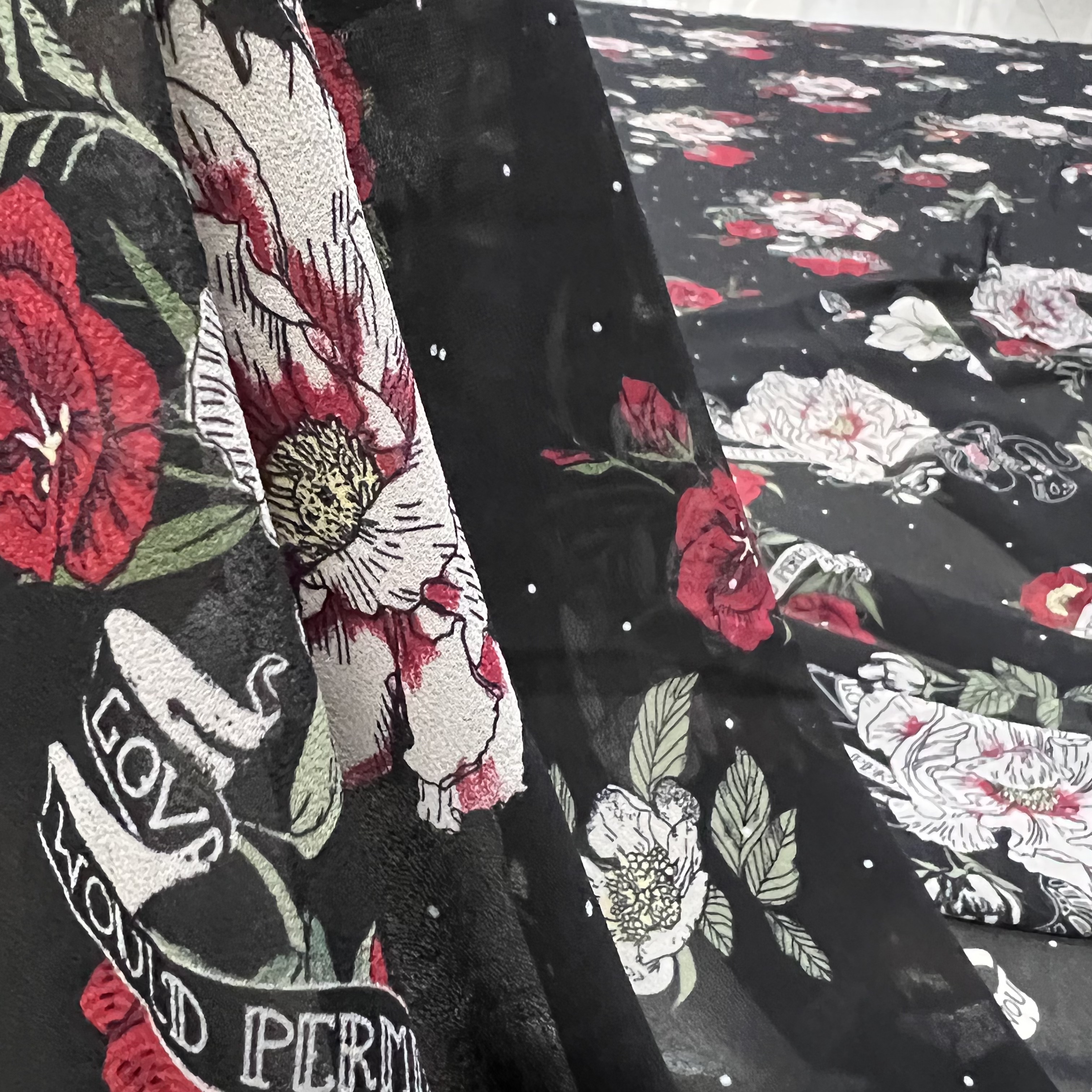 雪纺印花布料 黑底波点红花微透无弹春夏连衣裙穿衬衫面料