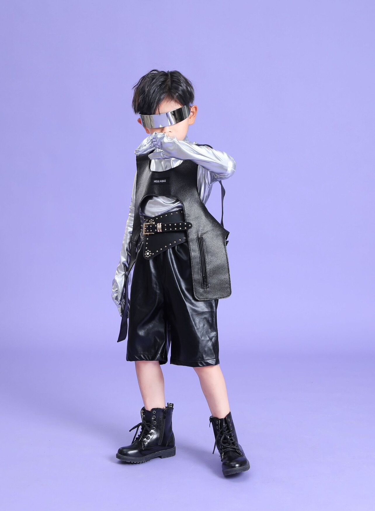男女童元宇宙科技感走秀潮服少儿皮衣t台潮酷团体潮服机车摇滚风图片
