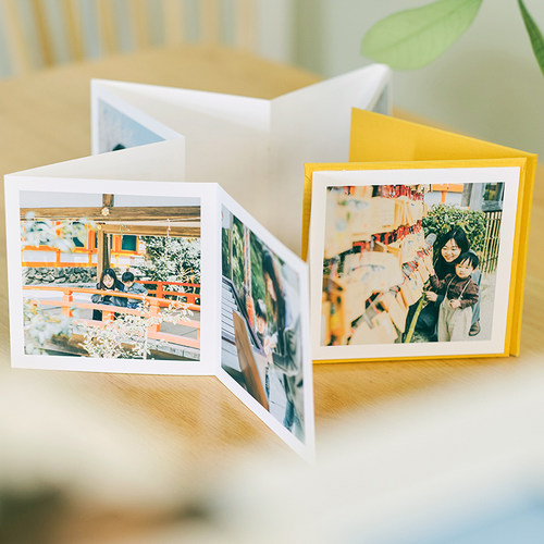 照片书像手风琴一样拉开