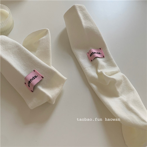 基础又小众粉色标签小白袜