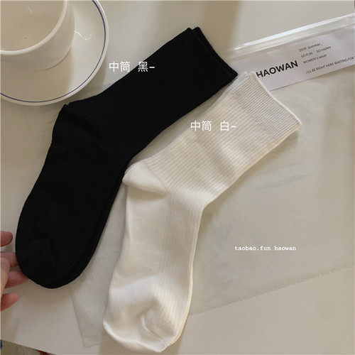 黑白灰色系中筒袜日常不出错哦