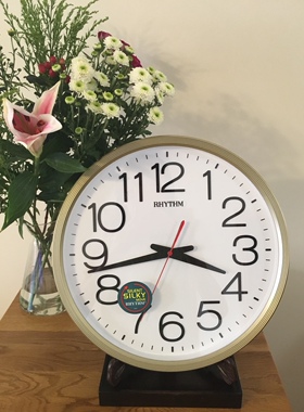 日本RHYTHM丽声客厅卧室餐厅办公室静音扫秒简约挂钟CMG495CMG494
