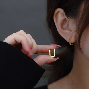 简约方形素圈耳扣女冷淡风小巧精致设计感高级睡觉不用摘百搭耳环