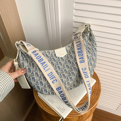 帆布宽肩带饺子包女斜挎高级感