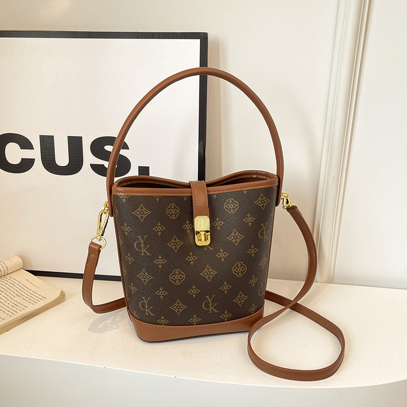 今年流行爆款洋气手提水桶包