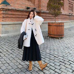 c219-21牛温柔风白色角扣设计感外长套女冬新牛角扣仿款皮毛一体