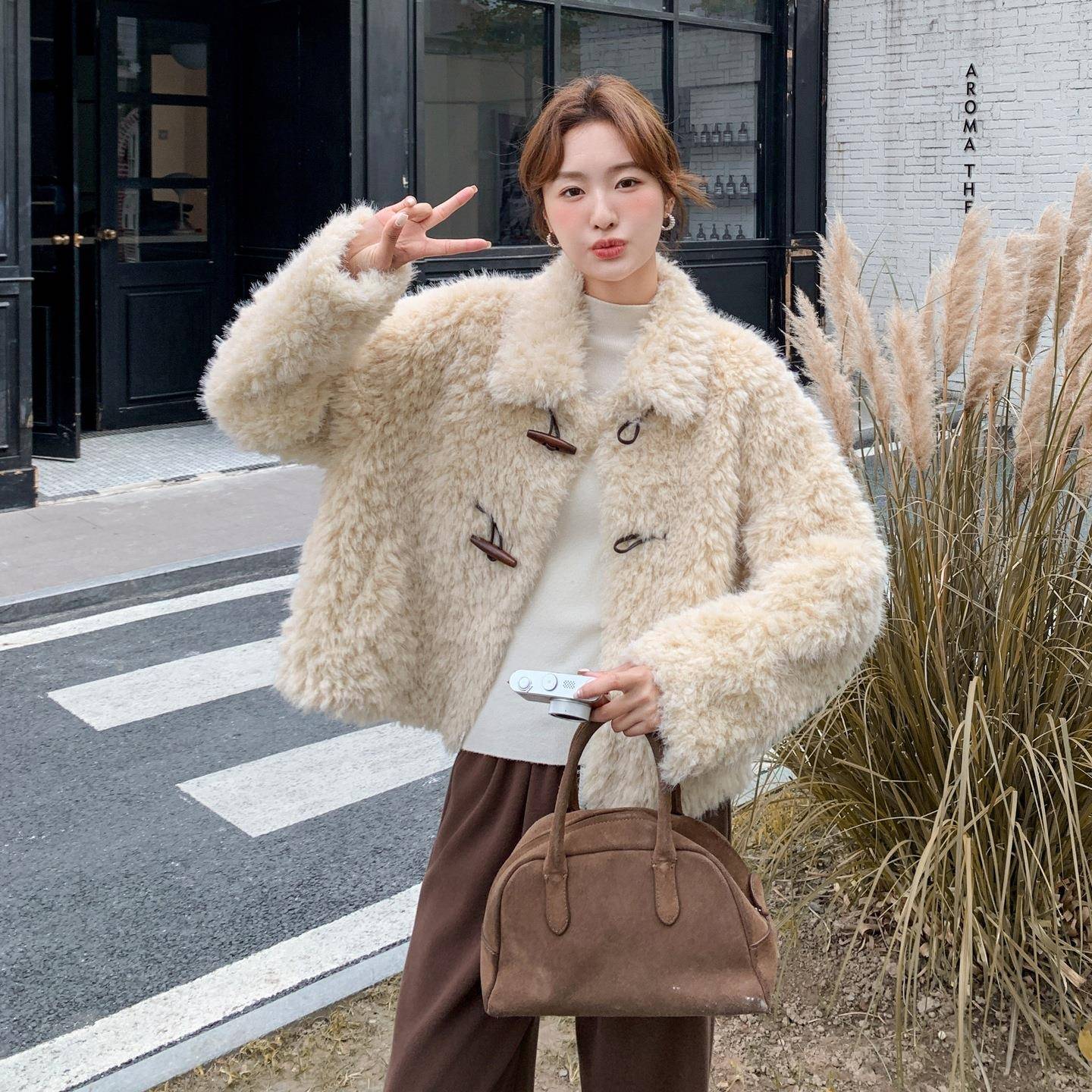 米黄色短款牛角扣c176-528皮羊羔外套新款小个子保暖厚实仿毛毛一