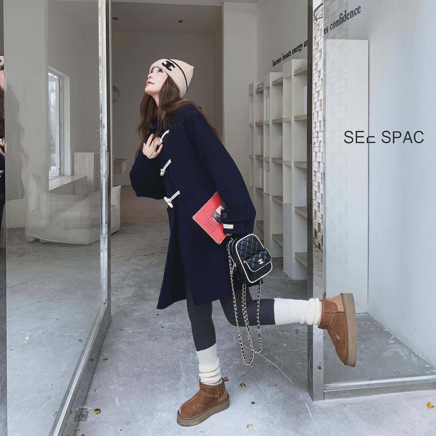 C077-02青色双呢羊藏毛大女秋冬新面款学衣院风牛角扣中长款毛呢