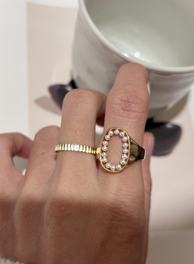 耳边铛。轻奢珍珠椭圆开口戒指女金色小众设计感食指戒指环