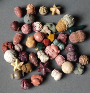 天然阿拉善玛瑙彩玉萌宠三通雕刻件貔貅并蒂莲蝴蝶结吊坠挂件