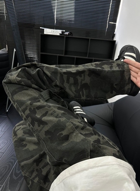 军绿色弯刀迷彩牛仔裤男款春季美式高街修身工装裤窄版微喇直筒裤