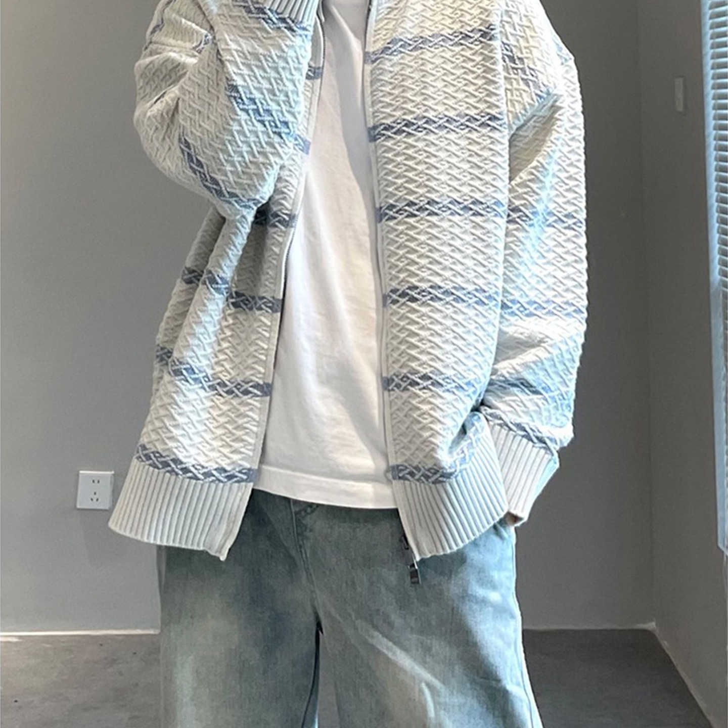 白灰色撞色条纹针织毛衣男