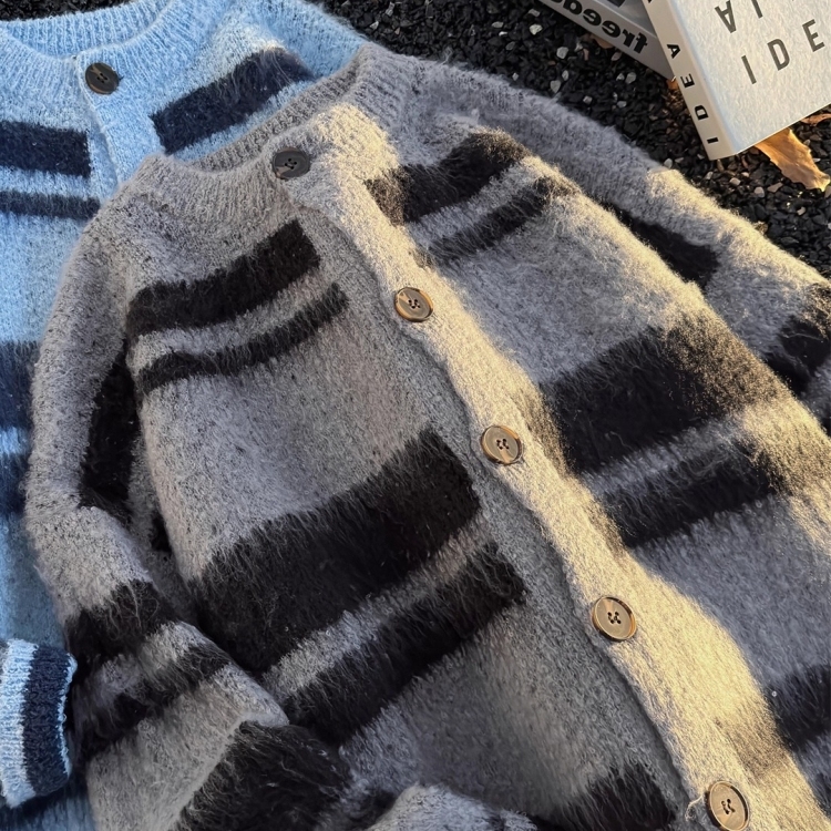 软糯撞色条纹开衫毛衣男