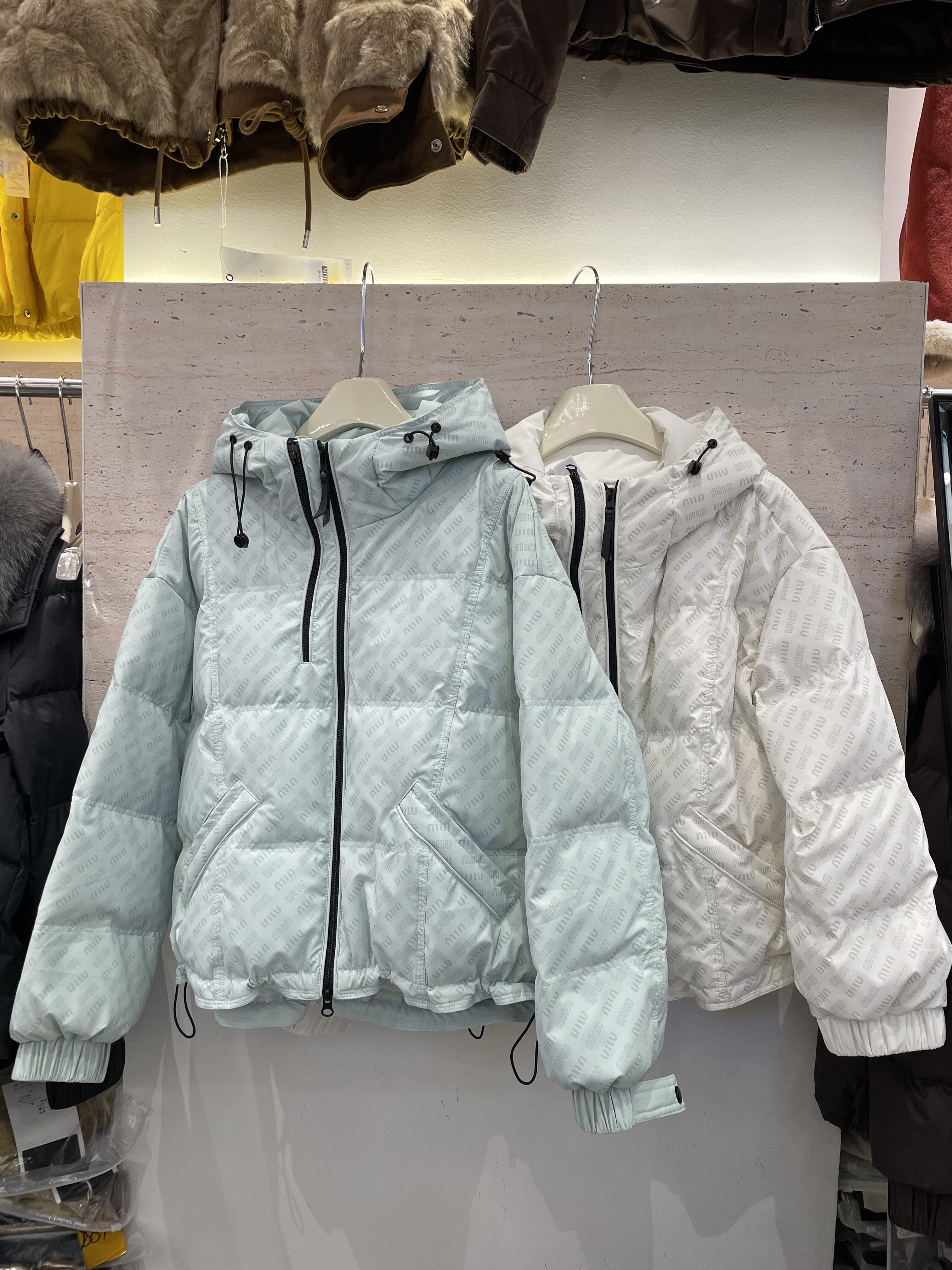 亿富佳A45冬韩版pu皮印花宽松休闲百搭连帽羽绒服女短款加厚外套