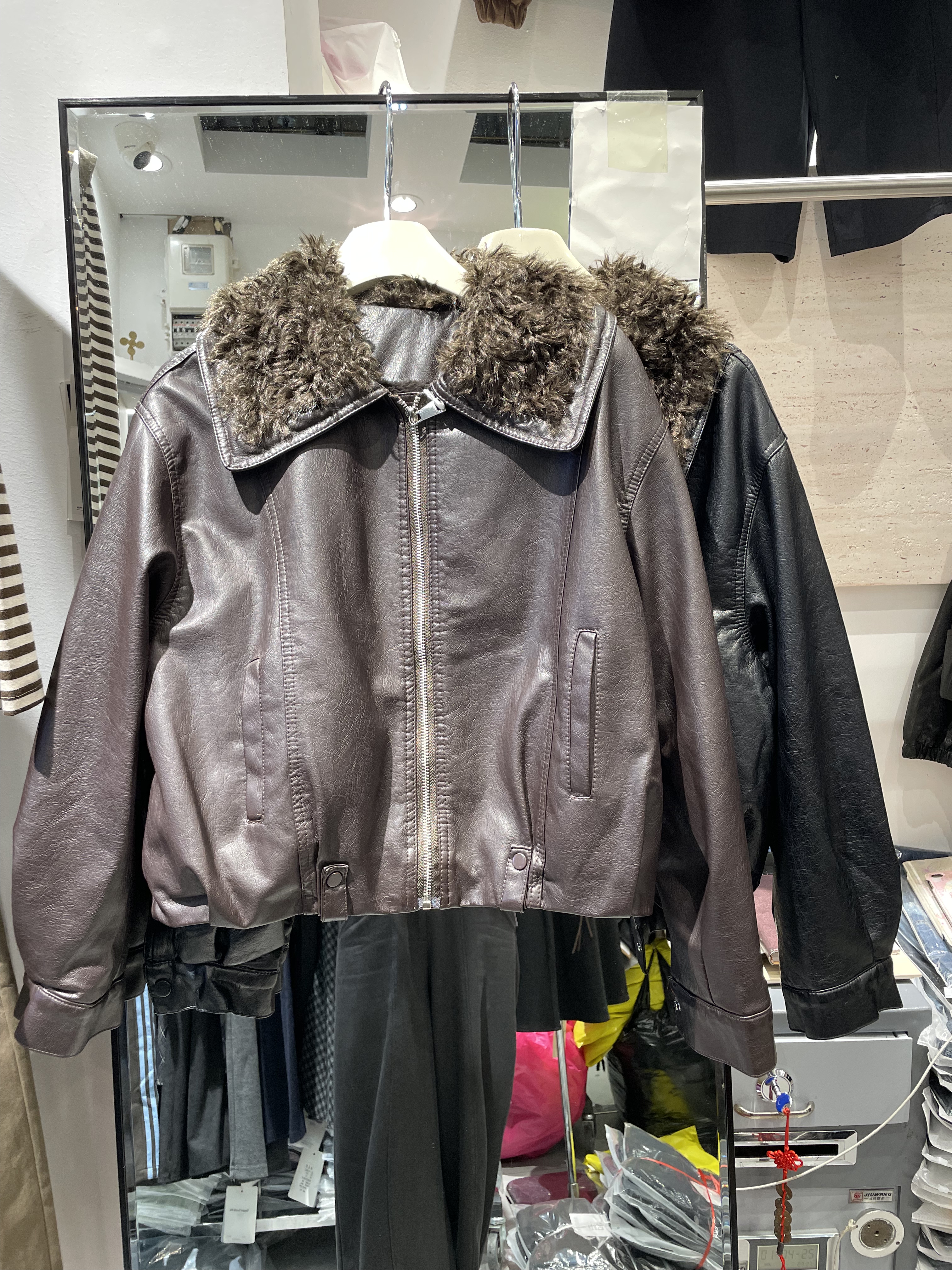 金裕格2701-1冬加厚显瘦大毛领PU皮拼接短外套女加厚保暖加绒皮衣